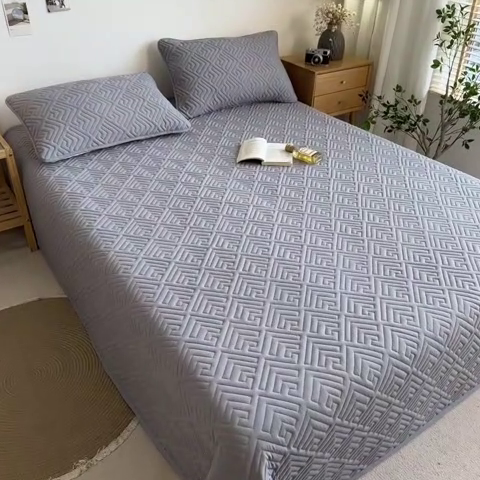 91家纺网 家纺一手货源 找家纺 叠派家纺 2024新款水洗棉回字纹夹棉床盖 燕羽灰-月光灰