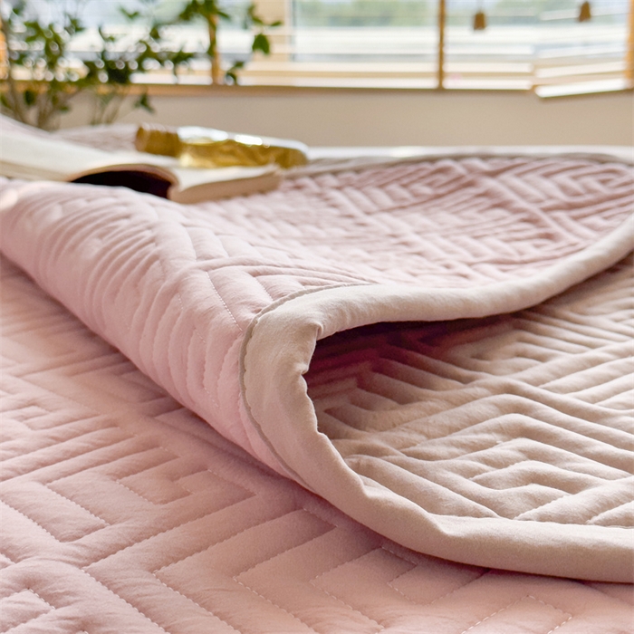 91家纺网 家纺一手货源 找家纺 叠派家纺 2024新款水洗棉回字纹夹棉床盖 山茶粉-奶昔驼