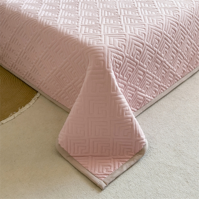 91家纺网 家纺一手货源 找家纺 叠派家纺 2024新款水洗棉回字纹夹棉床盖 山茶粉-奶昔驼