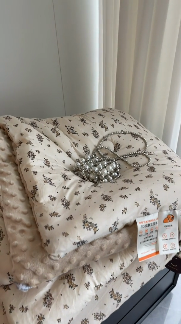 91家纺网 家纺一手货源 找家纺 奈萝家纺 2024新款秋冬印花针织棉豆豆绒春秋被冬被 秋意