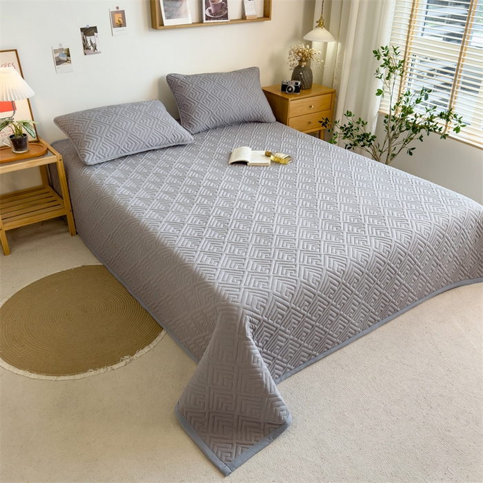 91家纺网 家纺一手货源 找家纺 叠派家纺 2024新款水洗棉回字纹夹棉床盖 燕羽灰-月光灰