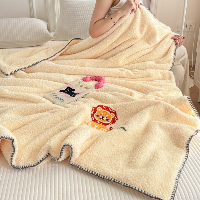 91家纺网 家纺一手货源 找家纺 简宜家居 2025新款立体毛巾绣三角针羊羔绒毯子一毯多用 小狮子-米黄