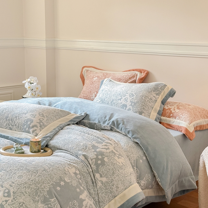 91家纺网 家纺一手货源 找家纺 2024冬季新款雕花绒系列四件套-赫本 赫本-天蓝