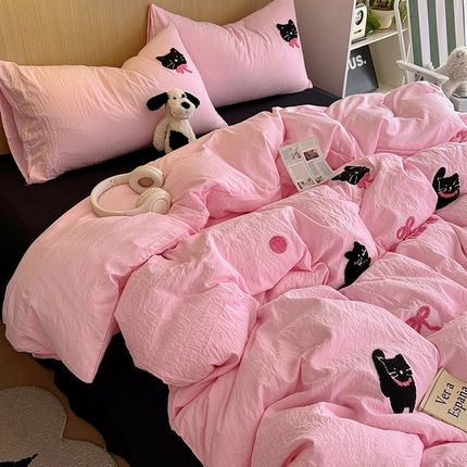 91家纺网 家纺一手货源 找家纺 阿曼达 2024新款ins博主风超甜酷美少女粉系黑猫软糯糯水洗m毛巾绣纯色双拼四件套 粉系黑猫-粉