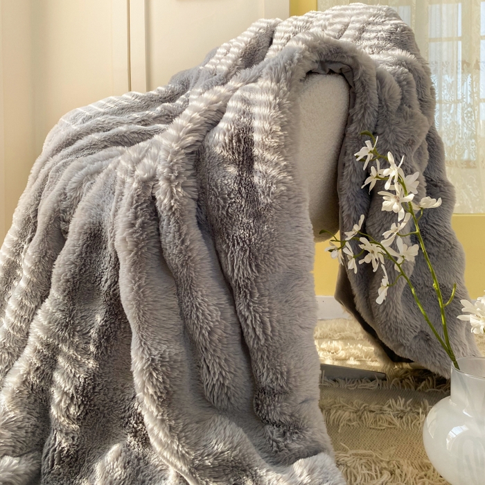 91家纺网 家纺一手货源 找家纺 潮邦创意家居 2025新款托卡斯大泡泡皮草级仿兔毛毯 托卡斯大泡泡-灰色