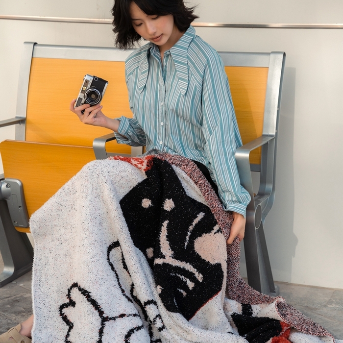 91家纺网 家纺一手货源 找家纺 圆岛 2024新款多功能针织半边绒毛毯 椅子小猫