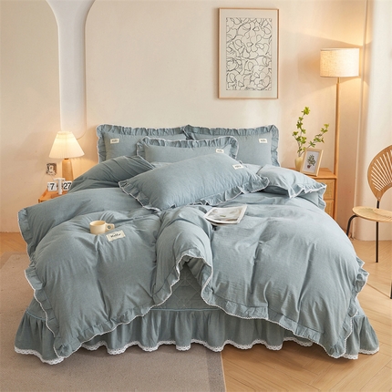 91家纺网 家纺一手货源 找家纺 缦彩 2024新款全棉纯棉蕾丝花边纯色床盖花边被套四件套 雾蓝
