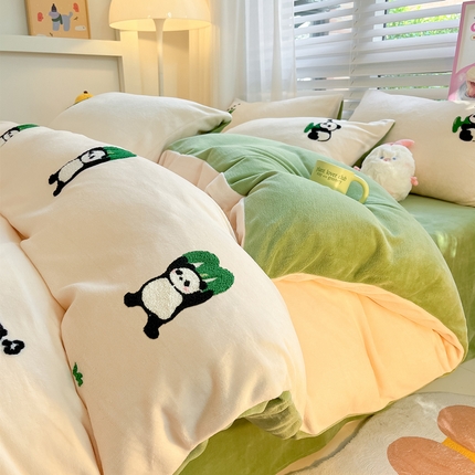 91家纺网 家纺一手货源 找家纺 丽涵 2024新款小清新韩版牛奶绒毛巾绣花四件套-风格二 熊猫家园-奶白