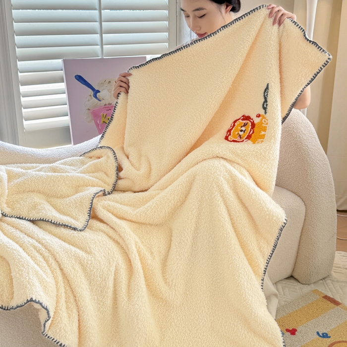 91家纺网 家纺一手货源 找家纺 简宜家居 2025新款立体毛巾绣三角针羊羔绒毯子一毯多用 小狮子-米黄