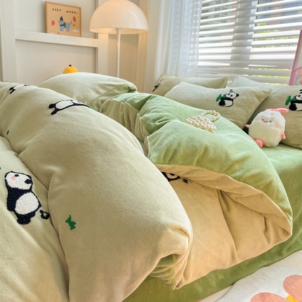 91家纺网 家纺一手货源 找家纺 丽涵 2024新款小清新韩版牛奶绒毛巾绣花四件套-风格二 熊猫家园-巩绿