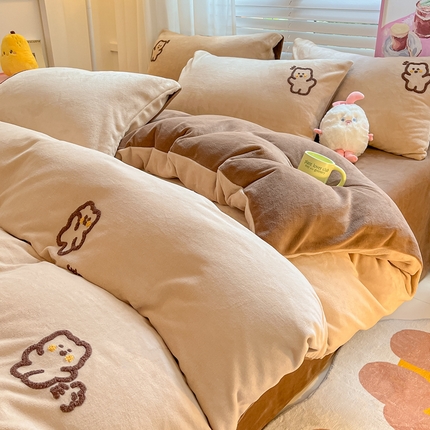 91家纺网 家纺一手货源 找家纺 丽涵 2024新款小清新韩版牛奶绒毛巾绣花四件套-风格二 多多熊-绒杏