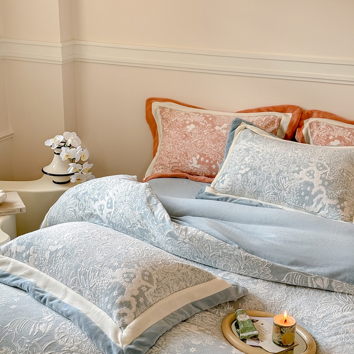 91家纺网 家纺一手货源 找家纺 2024冬季新款雕花绒系列四件套-赫本 赫本-天蓝