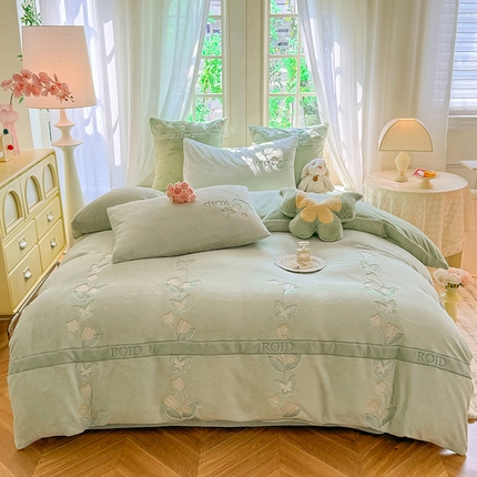 91家纺网 家纺一手货源 找家纺 （总）绒棉世家 2025新款高克重独家专版工艺款牛奶绒贴布绣四件套-伊黎梦