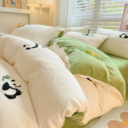 91家纺网 家纺一手货源 找家纺 丽涵 2024新款小清新韩版牛奶绒毛巾绣花四件套-风格二 呆萌熊猫-绒白