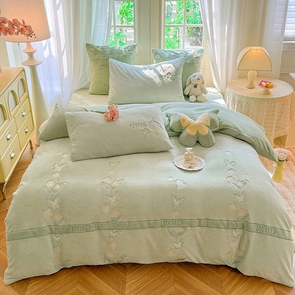 91家纺网 家纺一手货源 找家纺 （总）绒棉世家 2025新款高克重独家专版工艺款牛奶绒贴布绣四件套-伊黎梦,伊黎梦