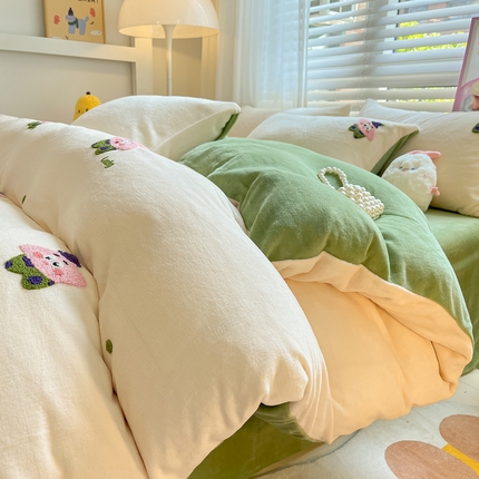 91家纺网 家纺一手货源 找家纺 丽涵 2024新款小清新韩版牛奶绒毛巾绣花四件套-风格二 小胖星-奶白