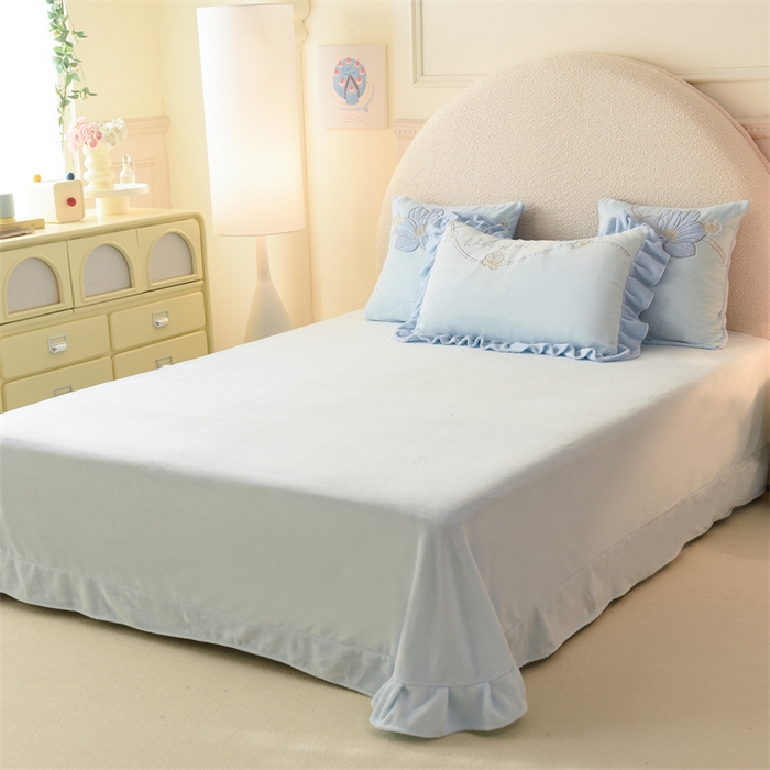 91家纺网 家纺一手货源 找家纺 绒棉世家 2025独家新款设计款高克重牛奶绒贴布绣四件套-花颜如梦系列 花颜如梦-淡蓝