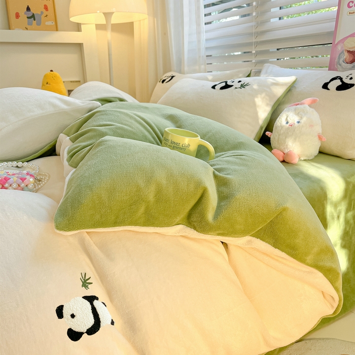 91家纺网 家纺一手货源 找家纺 丽涵 2024新款小清新韩版牛奶绒毛巾绣花四件套-风格二 呆萌熊猫-绒白风格2