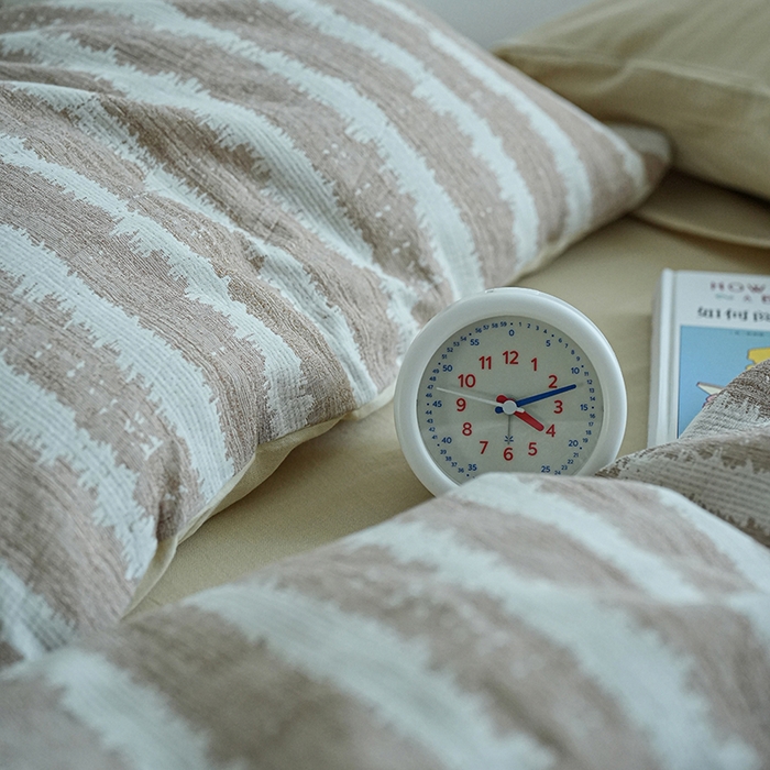 91家纺网 家纺一手货源 找家纺 2024新款全棉双层提花条纹简约日式侘寂风四件套纯色人字纹纯棉床单民宿高端被套 南无-卡其