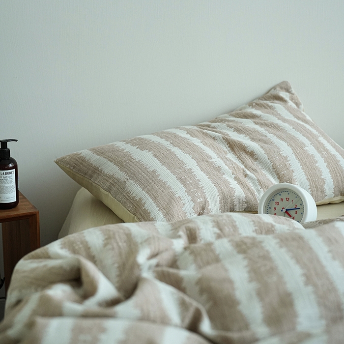 91家纺网 家纺一手货源 找家纺 2024新款全棉双层提花条纹简约日式侘寂风四件套纯色人字纹纯棉床单民宿高端被套 南无-卡其