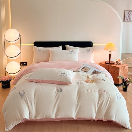 爱缦 2024新款铃兰物语系列全消光牛奶绒四件套 铃兰物语-荷花白