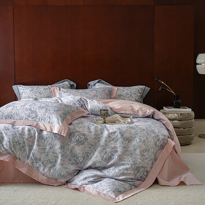 91家纺网 家纺一手货源 找家纺 2024新款天丝棉磨毛宽边+嵌条印花四件套 繁花予槿-灰