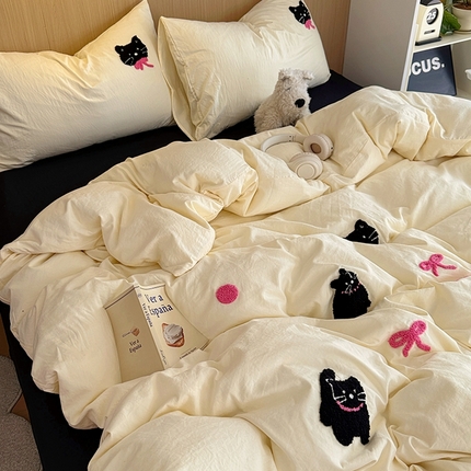 91家纺网 家纺一手货源 找家纺 阿曼达 2024新款ins博主风超甜酷美少女粉系黑猫软糯糯水洗m毛巾绣纯色双拼四件套 粉系黑猫-米