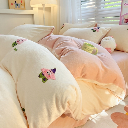 91家纺网 家纺一手货源 找家纺 丽涵 2024新款小清新韩版牛奶绒毛巾绣花四件套-风格二 小胖星-藕粉