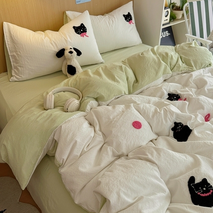 91家纺网 家纺一手货源 找家纺 阿曼达 2024新款ins博主风超甜酷美少女粉系黑猫软糯糯水洗m毛巾绣纯色双拼四件套 粉系黑猫-绿