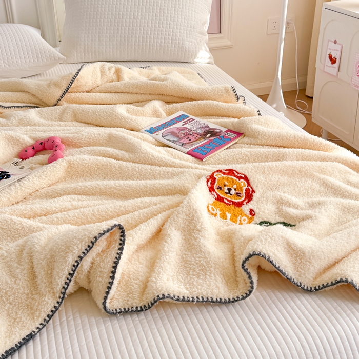 91家纺网 家纺一手货源 找家纺 简宜家居 2025新款立体毛巾绣三角针羊羔绒毯子一毯多用 小狮子-米黄