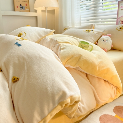 91家纺网 家纺一手货源 找家纺 丽涵 2024新款小清新韩版牛奶绒毛巾绣花四件套-风格二 小奶酪