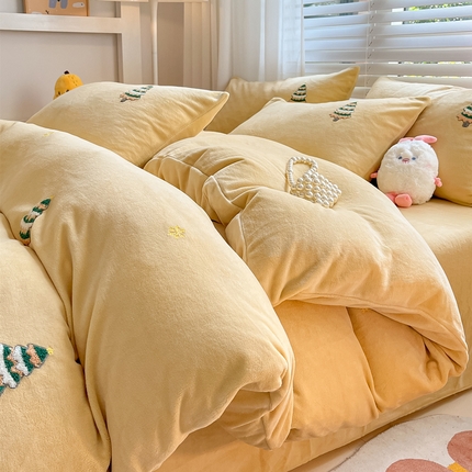 91家纺网 家纺一手货源 找家纺 丽涵 2024新款小清新韩版牛奶绒毛巾绣花四件套-风格二 圣诞树-暖黄