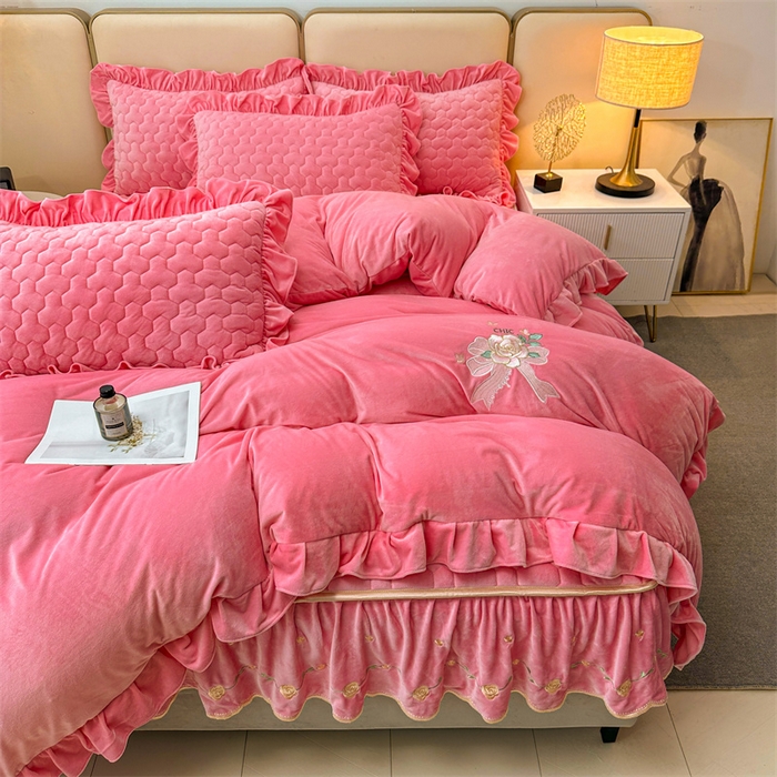 91家纺网 家纺一手货源 找家纺 恒爱家纺 2024新款宝宝绒霞姿月韵四件套 欧韵粉