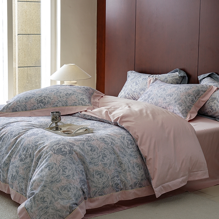 91家纺网 家纺一手货源 找家纺 2024新款天丝棉磨毛宽边+嵌条印花四件套 繁花予槿-灰