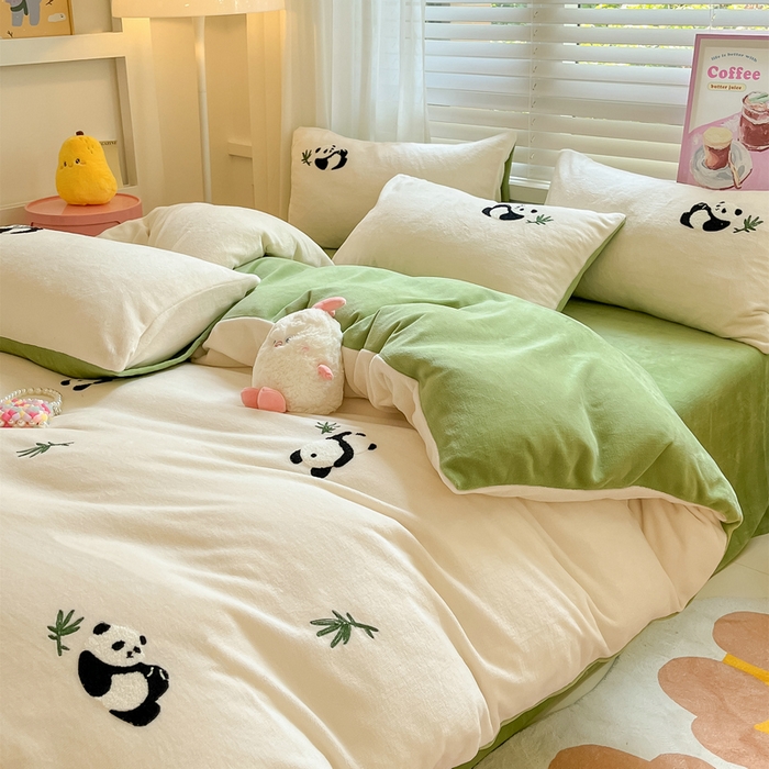 91家纺网 家纺一手货源 找家纺 丽涵 2024新款小清新韩版牛奶绒毛巾绣花四件套-风格二 呆萌熊猫-绒白风格2