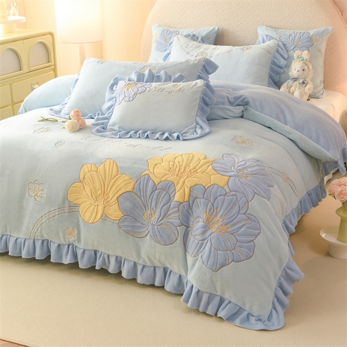 91家纺网 家纺一手货源 找家纺 绒棉世家 2025独家新款设计款高克重牛奶绒贴布绣四件套-花颜如梦系列 花颜如梦-淡蓝