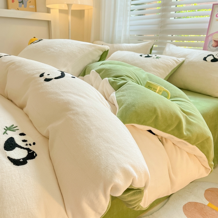 91家纺网 家纺一手货源 找家纺 丽涵 2024新款小清新韩版牛奶绒毛巾绣花四件套-风格二 呆萌熊猫-绒白风格2