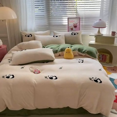 91家纺网 家纺一手货源 找家纺 丽涵 2024新款小清新韩版牛奶绒毛巾绣花四件套-风格二 呆萌熊猫-绒白风格2