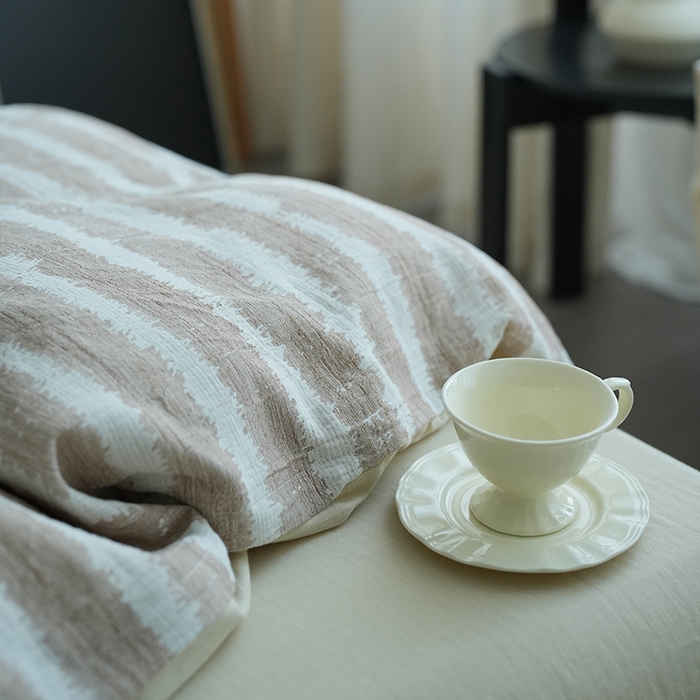 91家纺网 家纺一手货源 找家纺 2024新款全棉双层提花条纹简约日式侘寂风四件套纯色人字纹纯棉床单民宿高端被套 南无-卡其