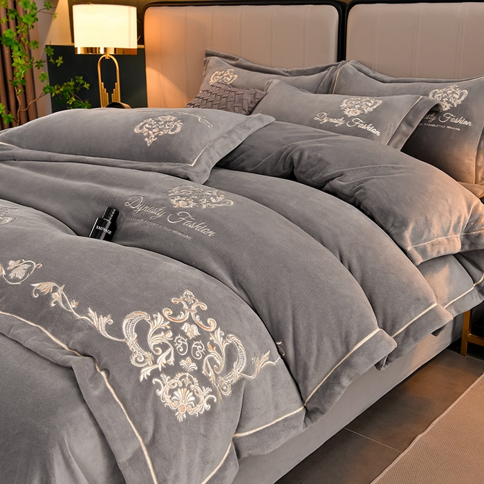 91家纺网 家纺一手货源 找家纺 沐妍家纺 2024新款重工刺绣绣花纯色牛奶绒四件套欧式皇冠-绅士灰