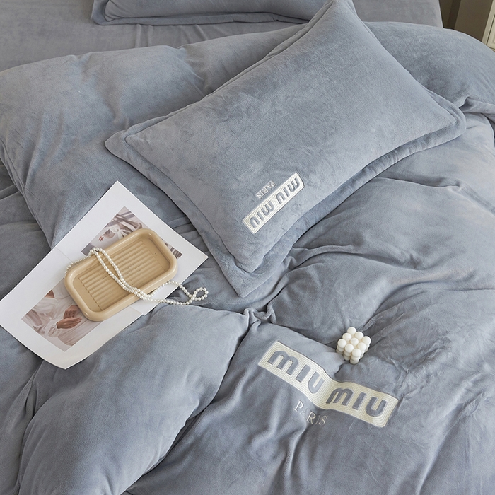 91家纺网 家纺一手货源 找家纺 2024新款m风高品绣花四件套 高级灰