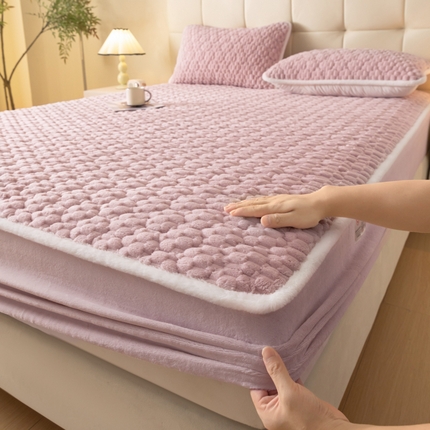 91家纺网 家纺一手货源 找家纺 鑫钰 2024秋冬新款加厚金龟绒牛奶绒床笠床垫保护罩 金龟绒-紫粉
