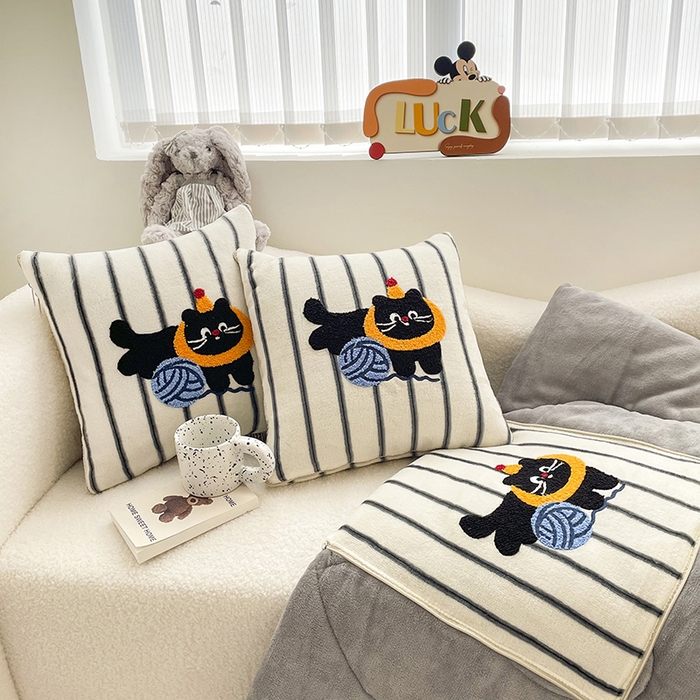 91家纺网 家纺一手货源 找家纺 2025新款牛奶绒多巴胺毛巾绣抱枕被 线团猫