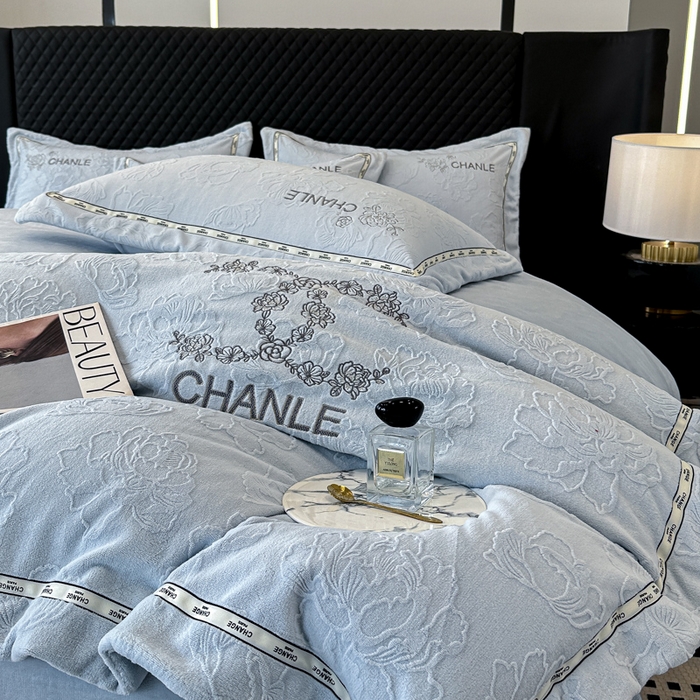 91家纺网 家纺一手货源 找家纺 宅家居 2025新款轻奢小香风雕花刺绣全消光A类高克重牛奶绒四件套-小香牡丹 小香牡丹-蓝色