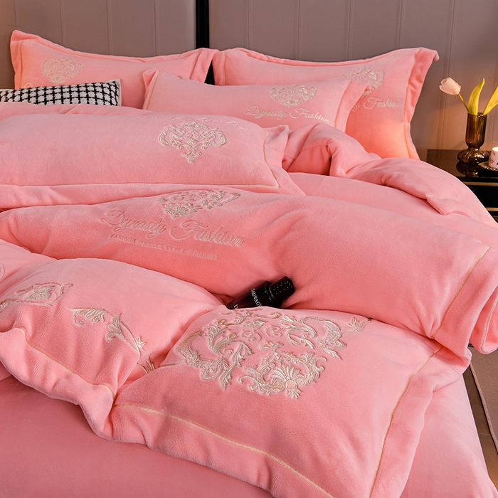 91家纺网 家纺一手货源 找家纺 沐妍家纺 2024新款重工刺绣绣花纯色牛奶绒四件套皇冠-粉玉