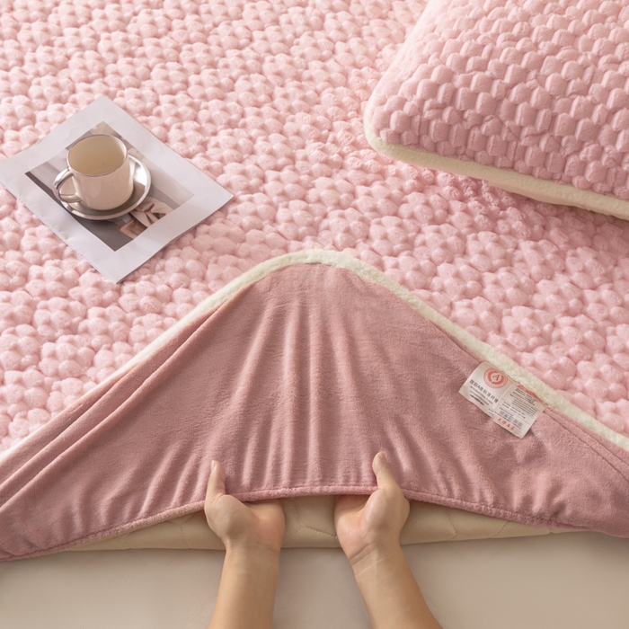 91家纺网 家纺一手货源 找家纺 鑫钰 2024秋冬新款加厚金龟绒牛奶绒床笠床垫保护罩 金龟绒-嫩粉