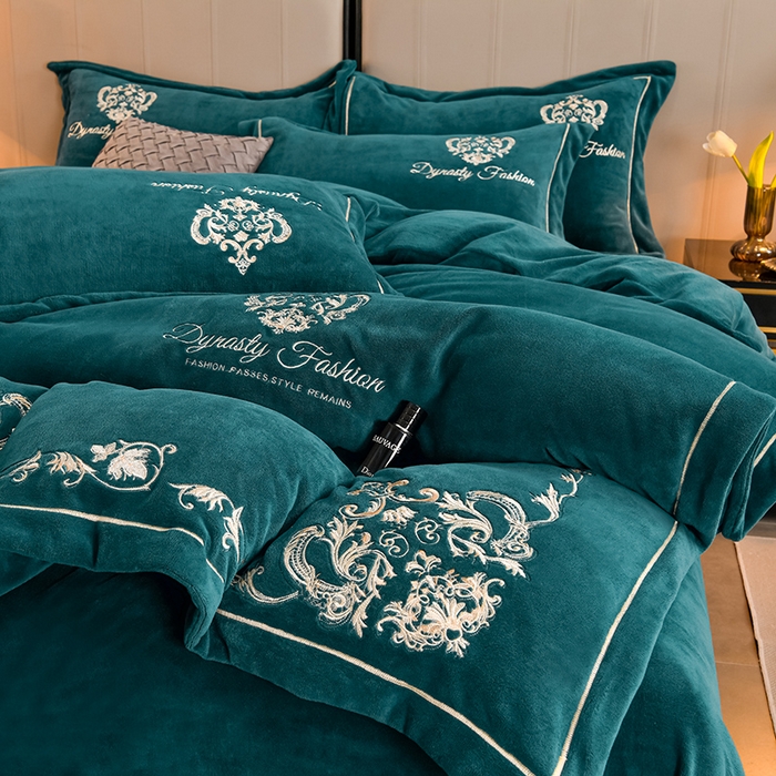 91家纺网 家纺一手货源 找家纺 沐妍家纺 2024新款重工刺绣绣花纯色牛奶绒四件套皇冠-午夜蓝