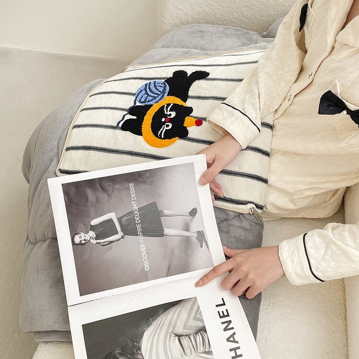 91家纺网 家纺一手货源 找家纺 2025新款牛奶绒多巴胺毛巾绣抱枕被 线团猫