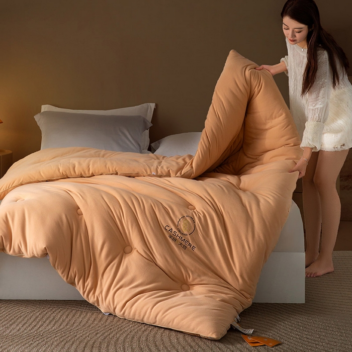 91家纺网 家纺一手货源 找家纺 被靠被 2024新款火山绒大豆纤维被被子被芯 奶茶黄