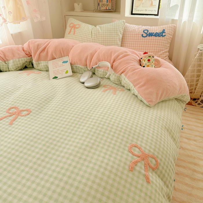 91家纺网 家纺一手货源 找家纺 慕尚 2025新款可爱大眼睛蝴蝶结牛奶绒四件套 蝴蝶结绿格粉